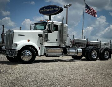 2018 KENWORTH W900L DAYCAB 213840