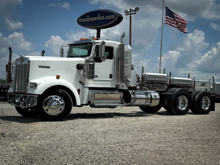 2018 KENWORTH W900L DAYCAB 213840