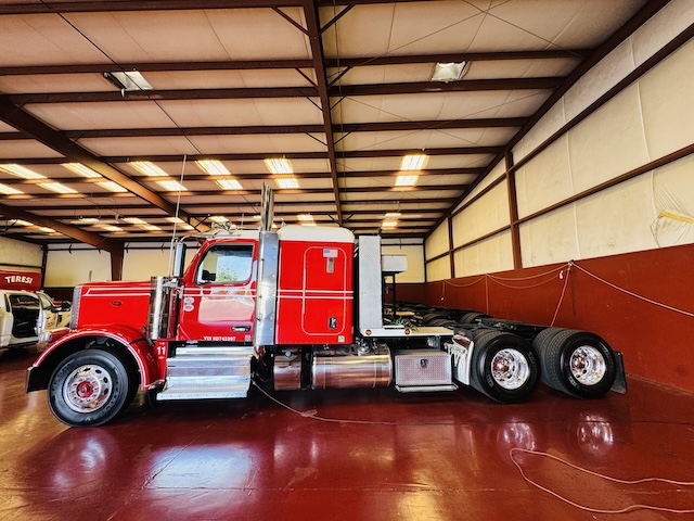 2025 PETERBILT 589 SLEEPER 742301