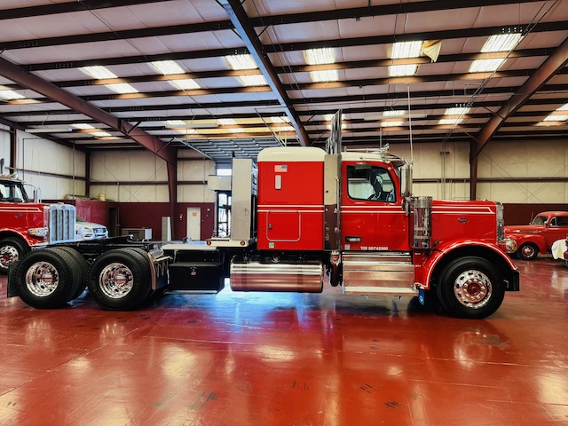 2025 PETERBILT 589 SLEEPER photo 2