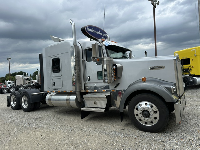 2015 KENWORTH W900L GLIDER KIT photo 1