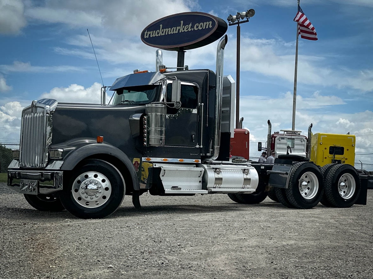2014 KENWORTH W900L DAYCAB GLIDER KIT