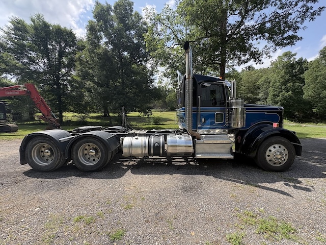 2020 KENWORTH W900L DAYCAB photo 2