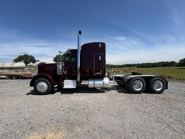 2018 PETERBILT 389 SLEEPER photo 2