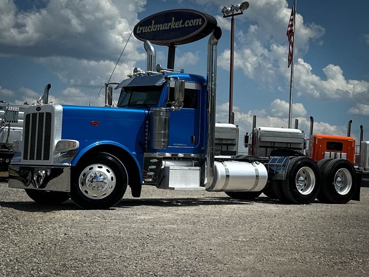 2017 PETERBILT 389 DAYCAB GLIDER KIT