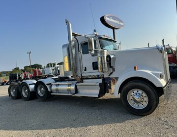 2020 KENWORTH W900L TRI AXLE DAYCAB 390459