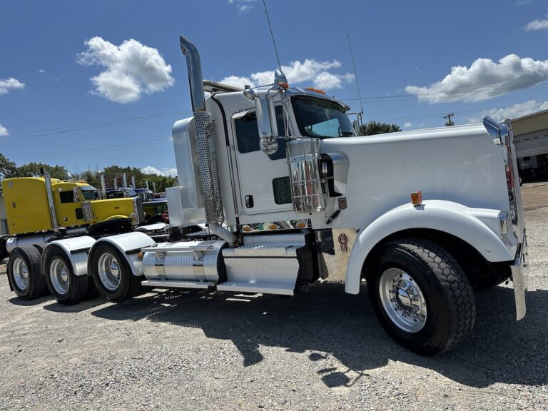 2020 KENWORTH W900L TRI AXLE DAYCAB photo 3