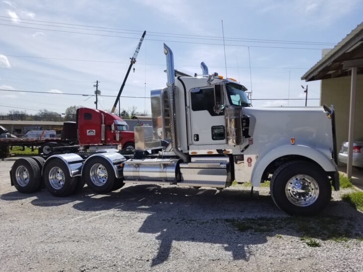 2020 KENWORTH W900L TRI AXLE DAYCAB 390459