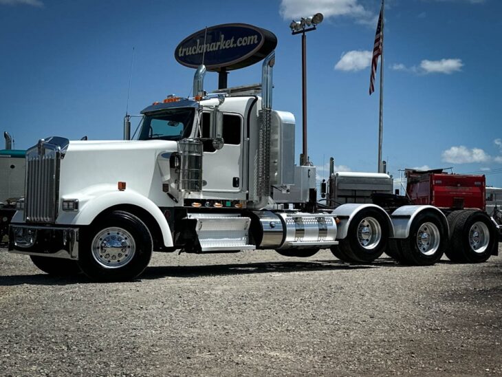 2020 KENWORTH W900L TRI AXLE DAYCAB 390459