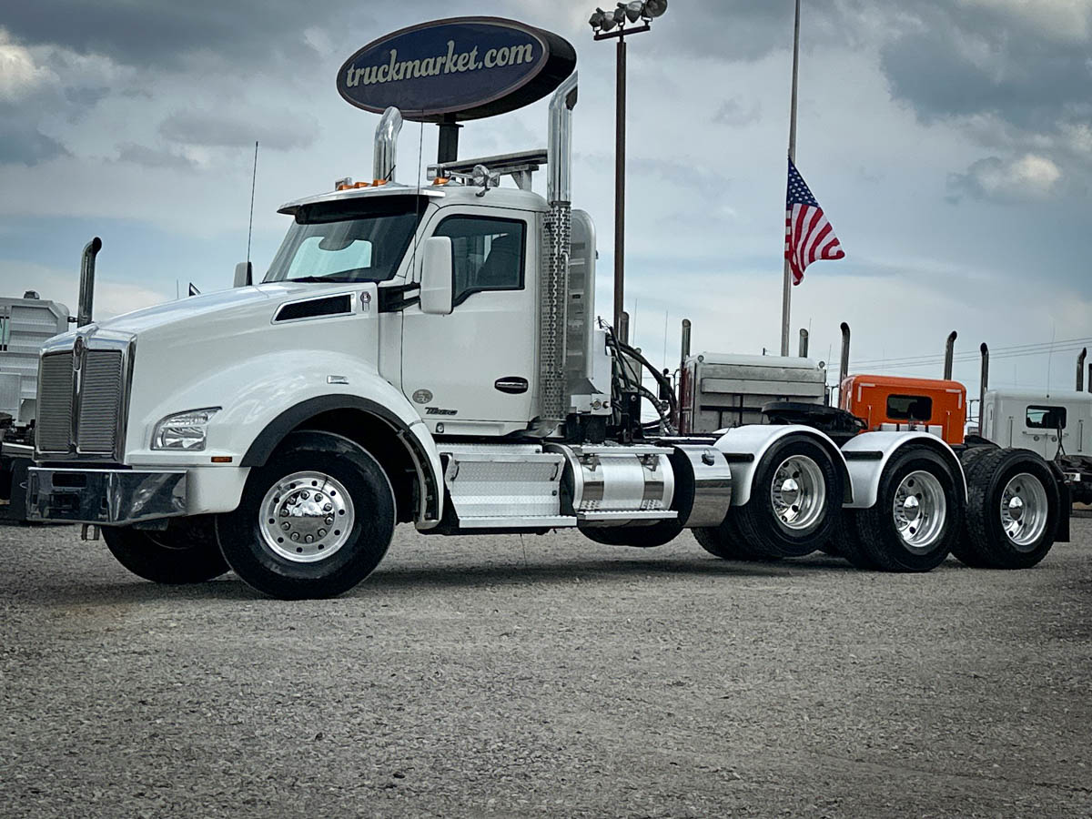 2022 KENWORTH T880 TRI AXLE DAYCAB