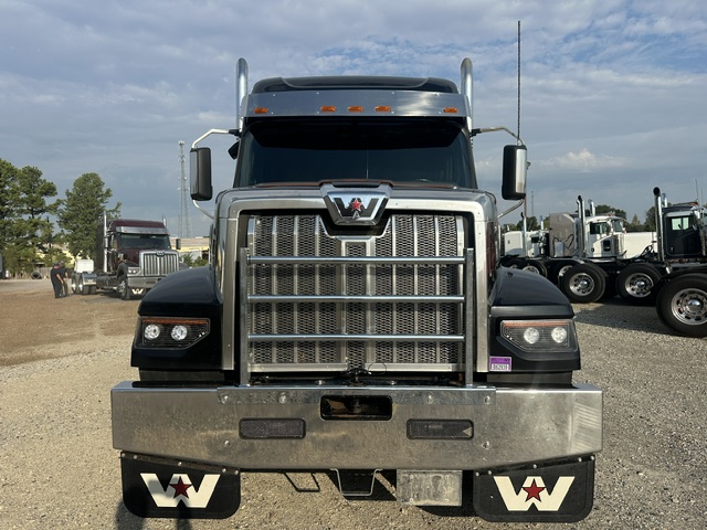 2025 WESTERN STAR 49X SLEEPER — photo 2