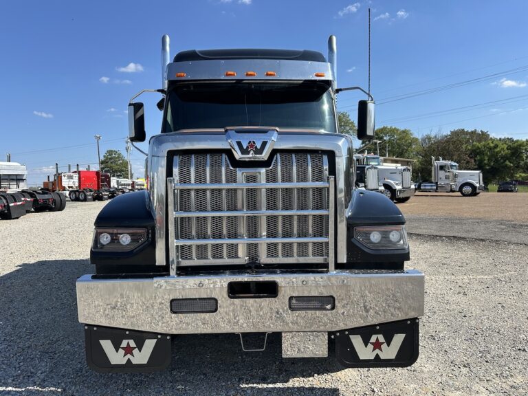 2025 WESTERN STAR 49X SLEEPER — photo 2