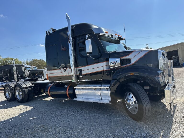 2025 WESTERN STAR 49X SLEEPER — photo 3