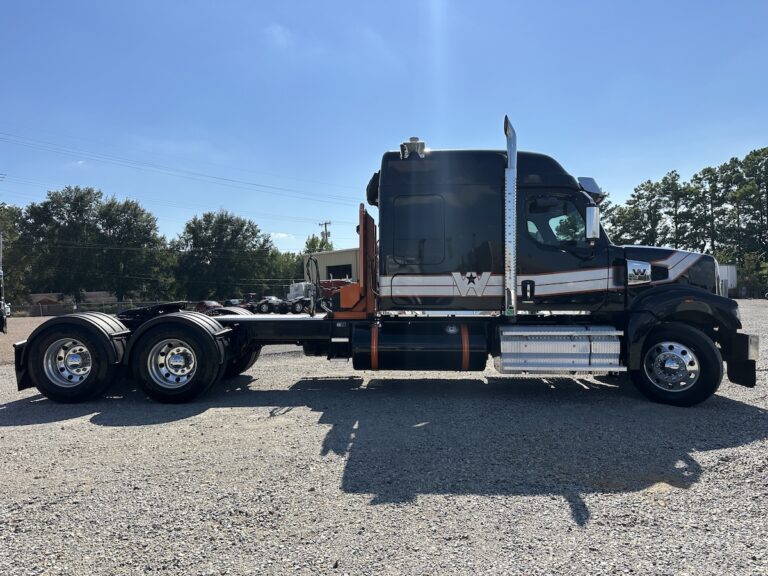 2025 WESTERN STAR 49X SLEEPER — photo 4
