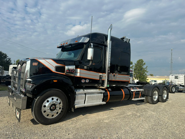 2025 WESTERN STAR 49X SLEEPER — photo 3