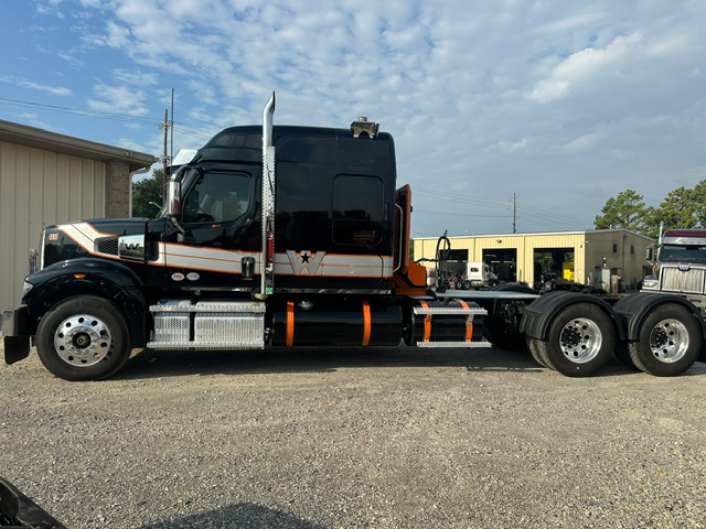 2025 WESTERN STAR 49X SLEEPER — photo 4