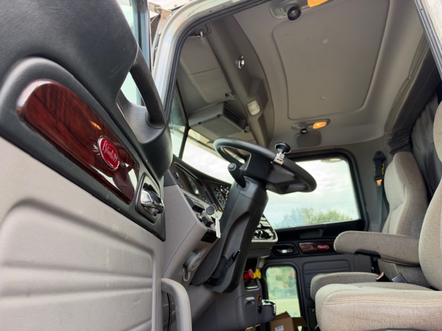 2023 PETERBILT 389 SLEEPER — photo 4