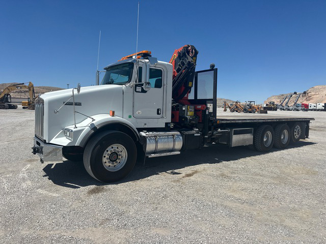 2016 KENWORTH T800 FLATBED CRANE TRUCK — photo 2
