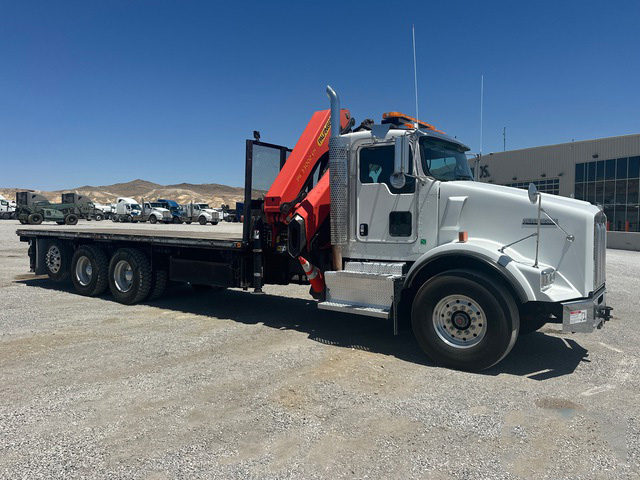 2016 KENWORTH T800 FLATBED CRANE TRUCK