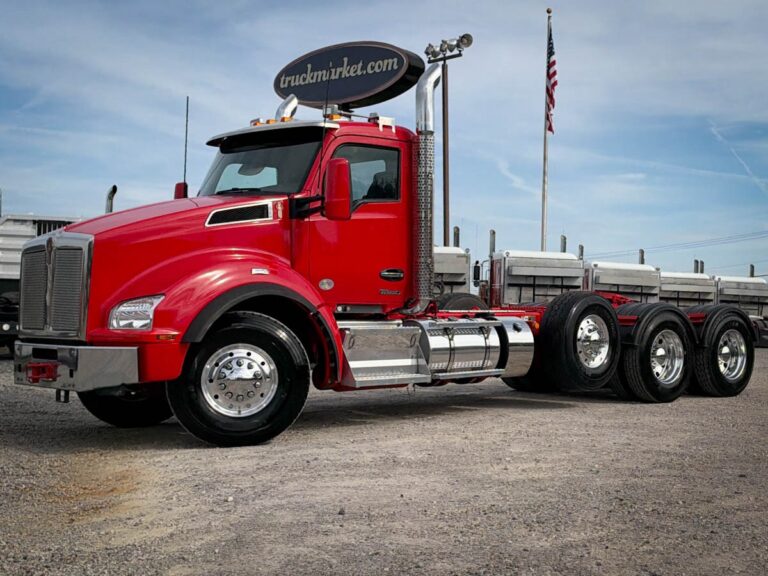 2024 KENWORTH T880 TRI AXLE DAYCAB photo 1