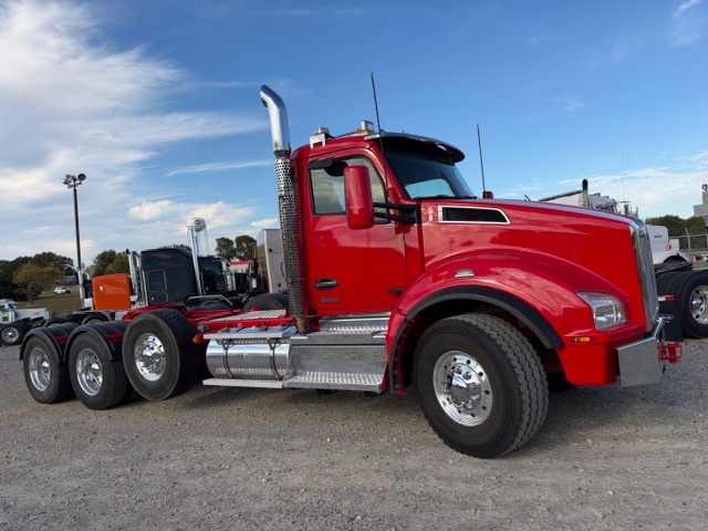 2024 KENWORTH T880 TRI AXLE DAYCAB photo 1